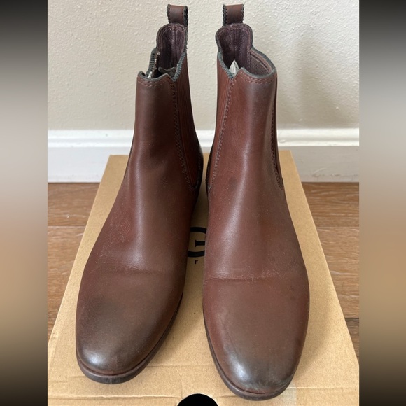 UGG Australia Leather Chelsea Boots size 6 - Picture 2 of 12